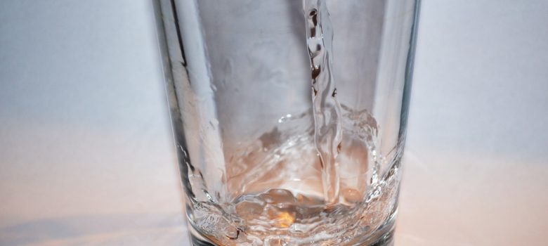 acqua bicchiere